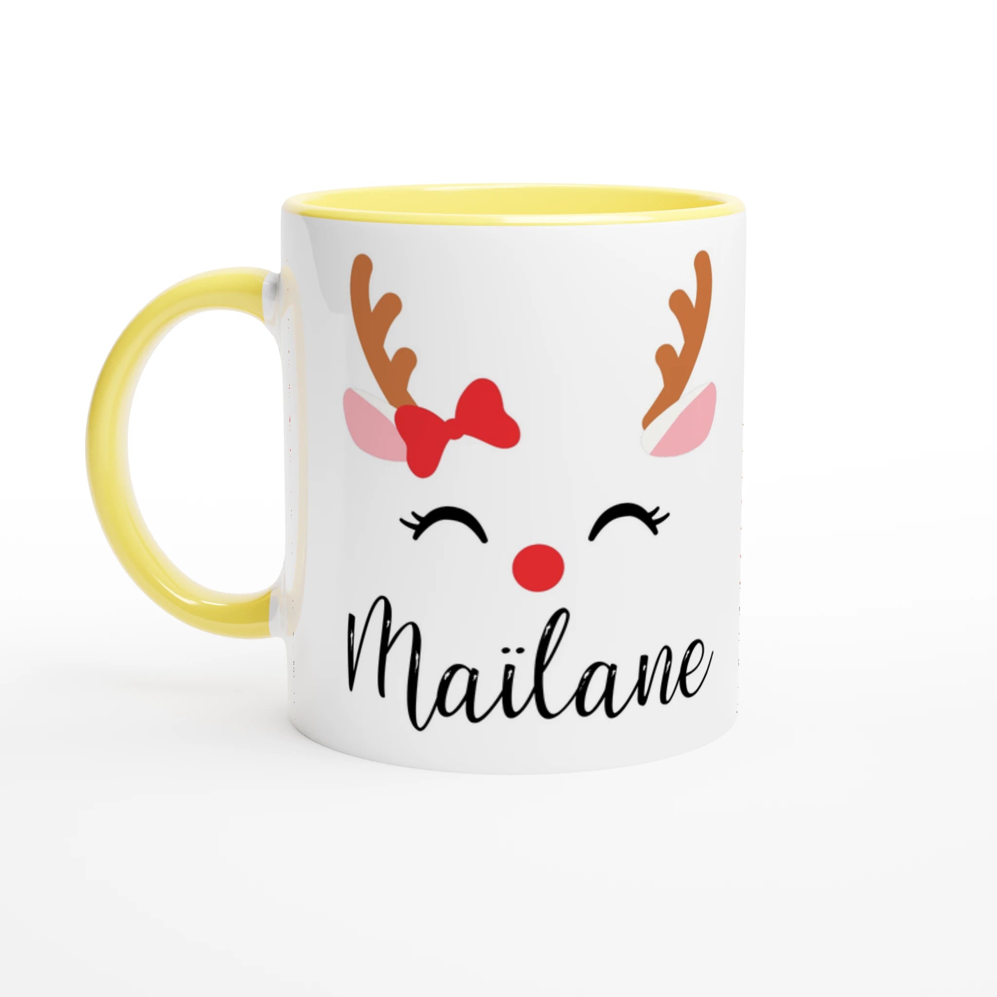 Mug de Noël avec motif renne aux yeux fermés et nœud rouge, anse jaune et intérieur jaune.