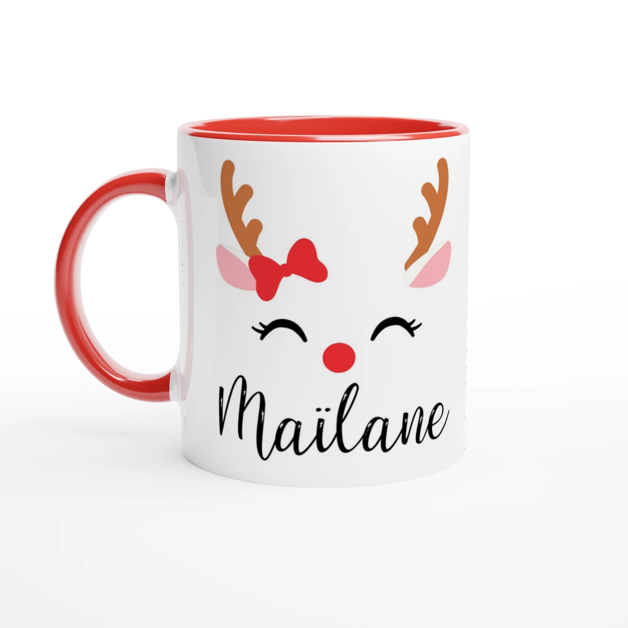 Mug de Noël illustré d’un renne avec nœud rouge et nez rouge, anse rouge et intérieur rouge.