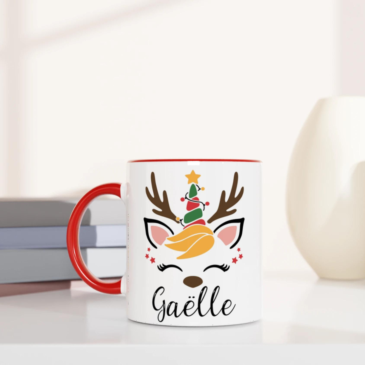Mug blanc motif renne de Noël avec sapin coloré, anse rouge et intérieur rouge, design festif et chaleureux.
