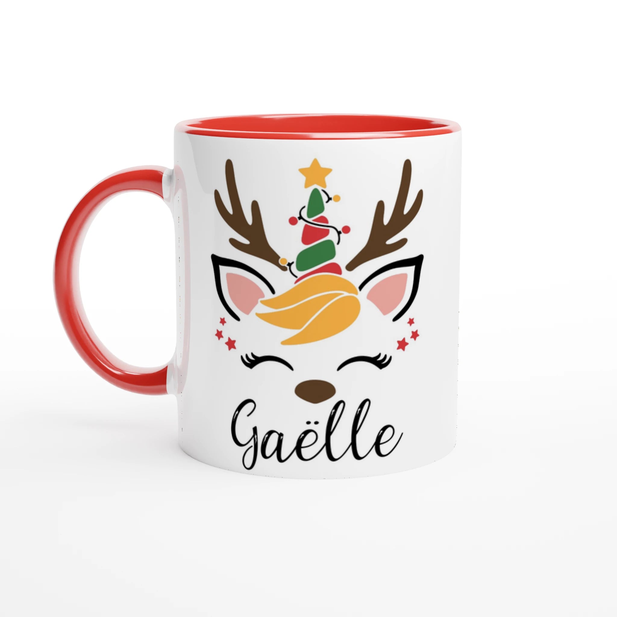 Mug blanc motif renne de Noël avec sapin coloré, anse rouge et intérieur rouge, design festif et chaleureux.