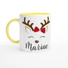 Mug blanc de Noël avec motif renne aux yeux fermés et nœud rouge, anse jaune et intérieur jaune.