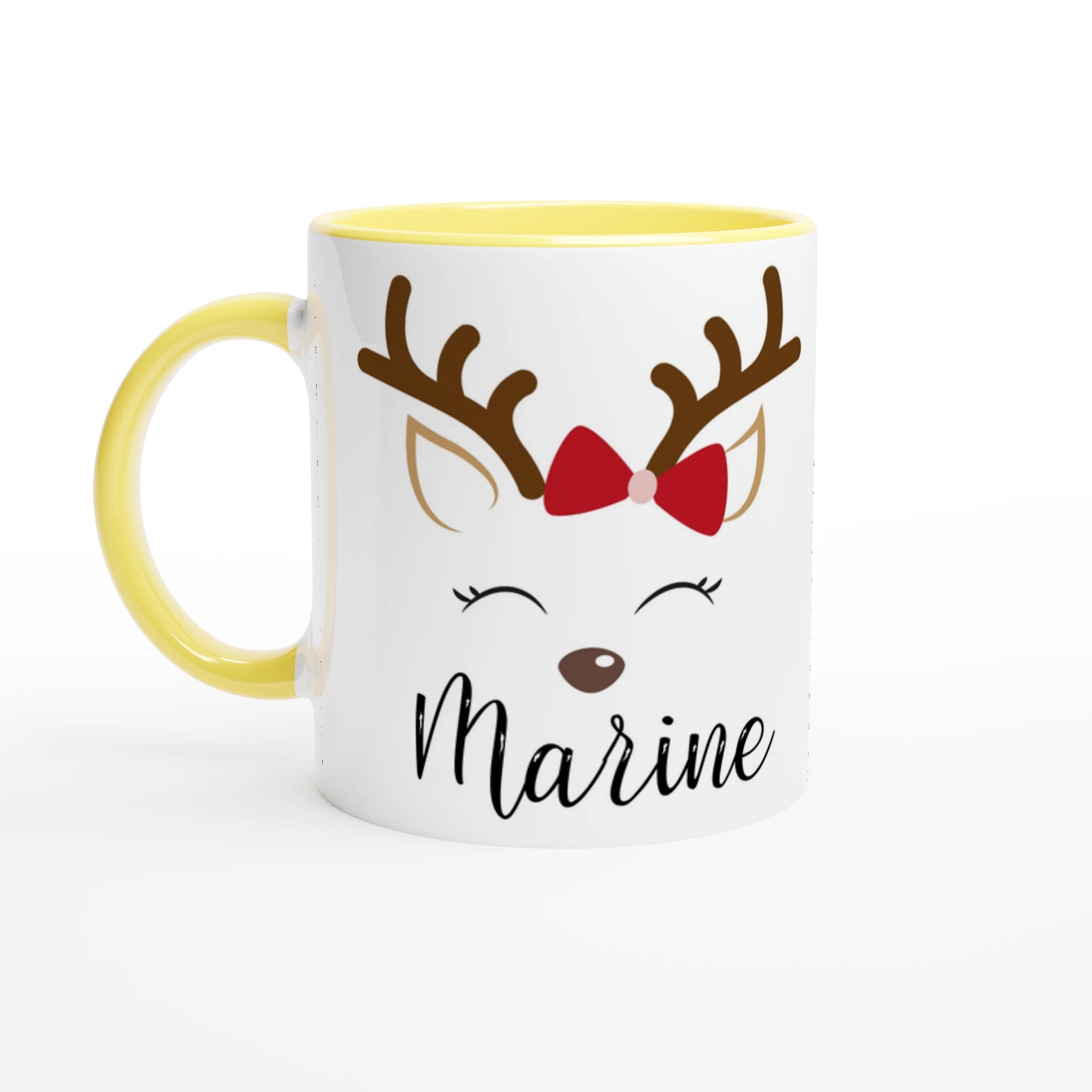 Mug blanc de Noël avec motif renne aux yeux fermés et nœud rouge, anse jaune et intérieur jaune.