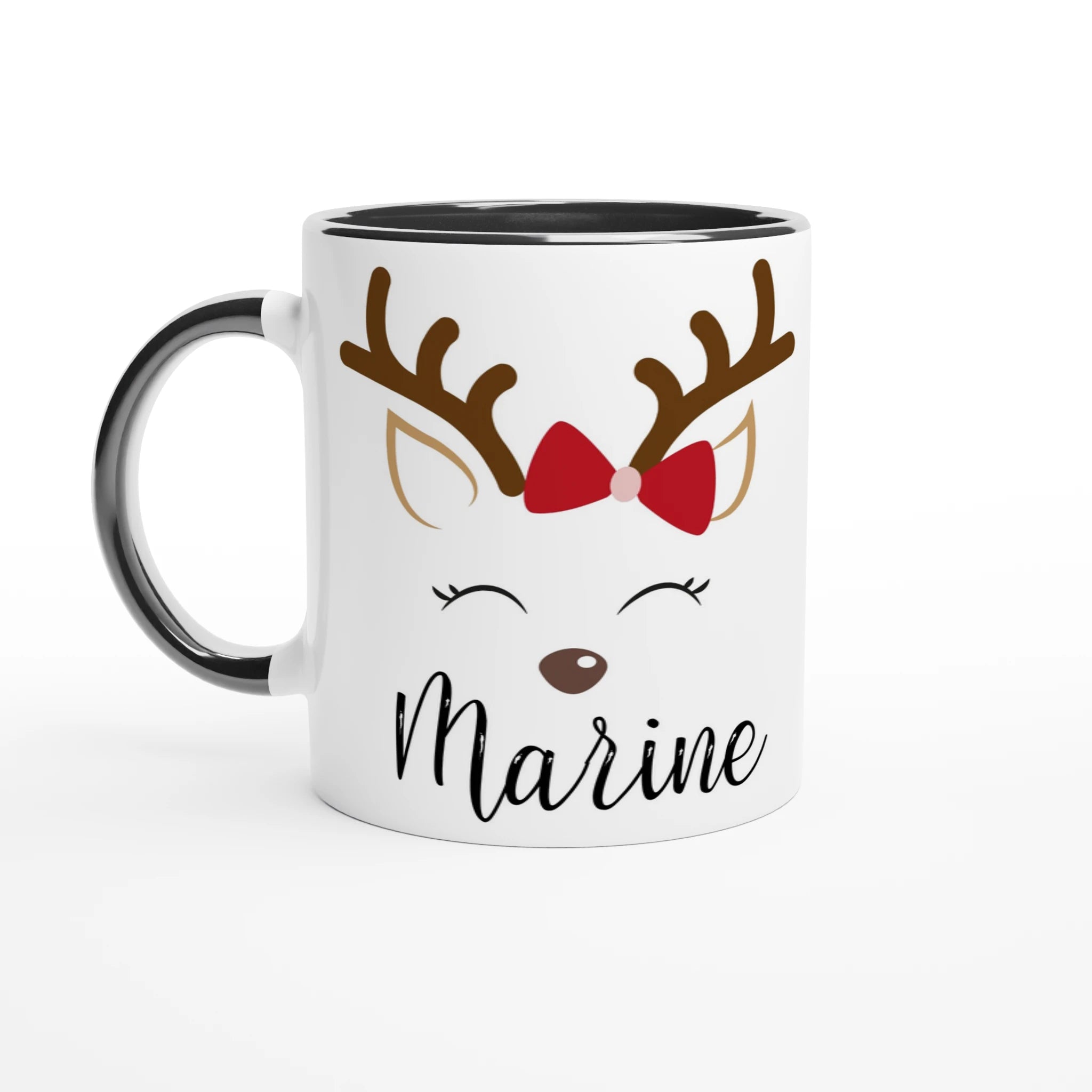 Mug de Noël blanc avec illustration de renne aux yeux fermés et nœud rouge, anse noire et intérieur noir.