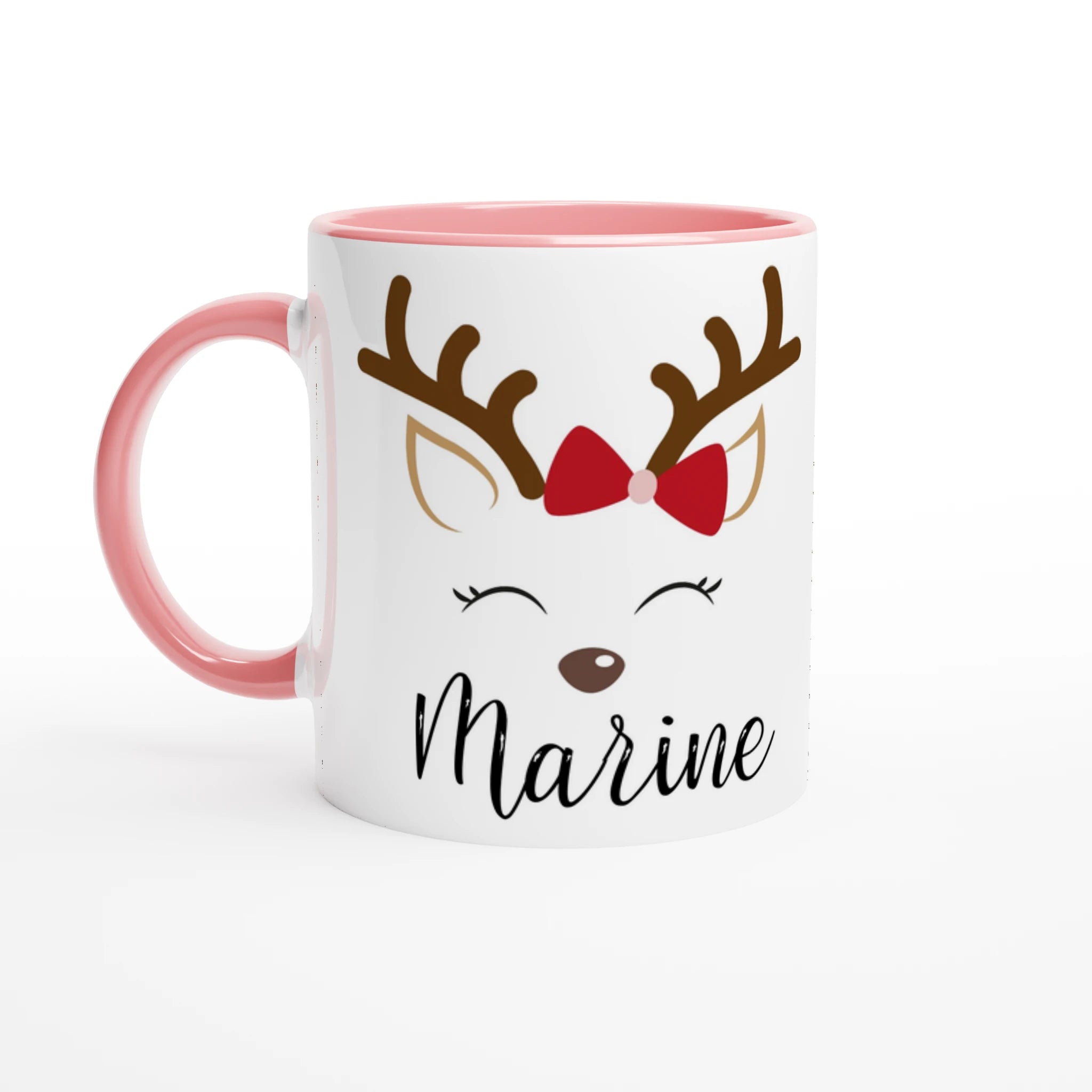 Mug de Noël blanc illustré d’un renne mignon aux yeux fermés avec nœud rouge, anse rose et intérieur rose.