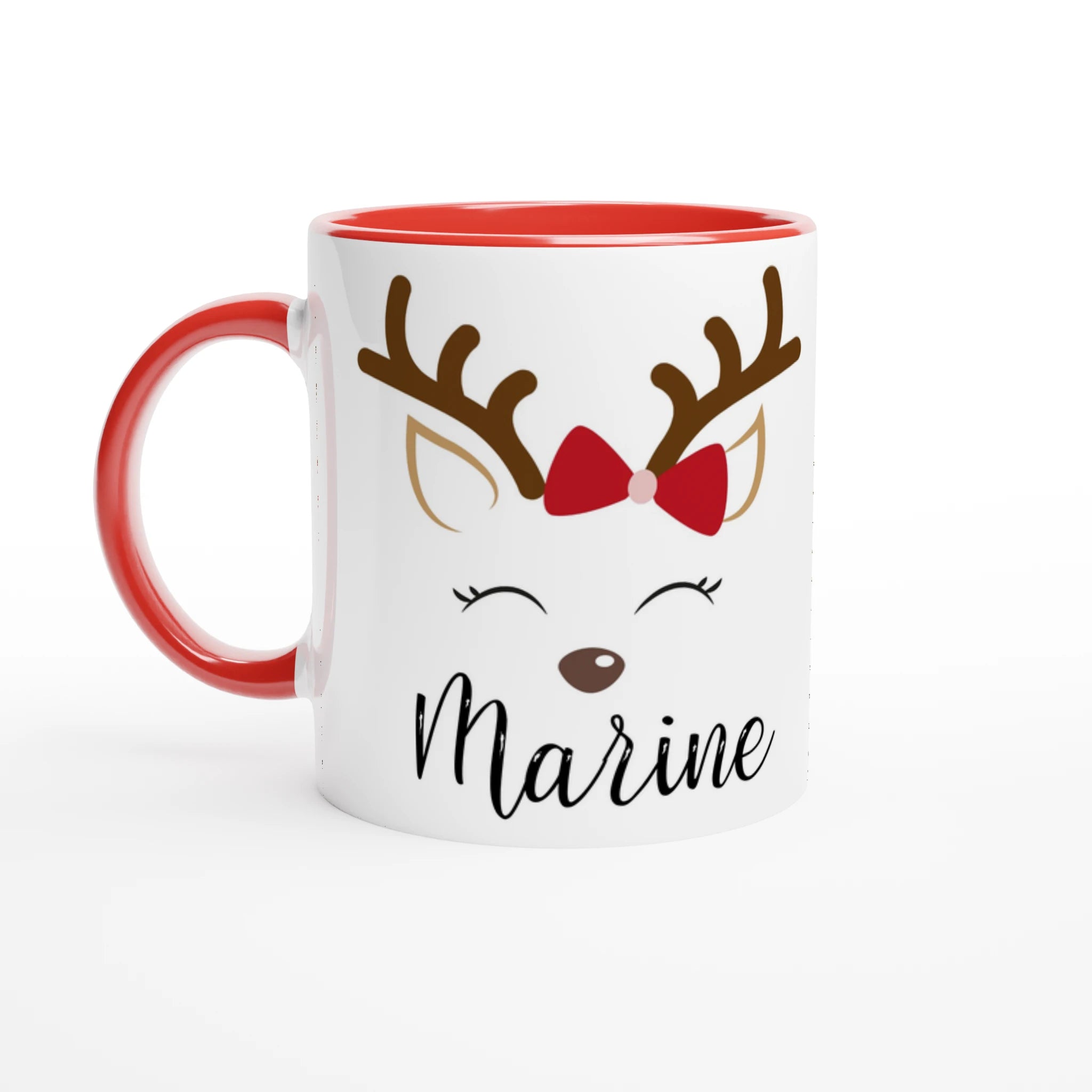 Mug de Noël blanc décoré d’un renne aux yeux fermés avec nœud rouge, anse rouge et intérieur rouge.