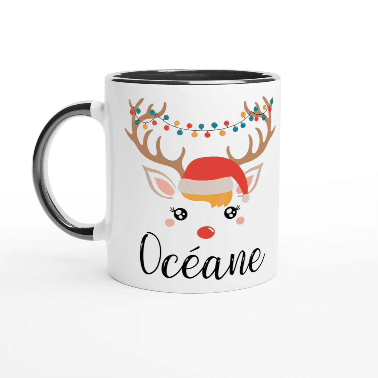 Mug de Noël avec visage de renne, bonnet rouge et guirlande lumineuse sur les bois, anse noire et intérieur noir.