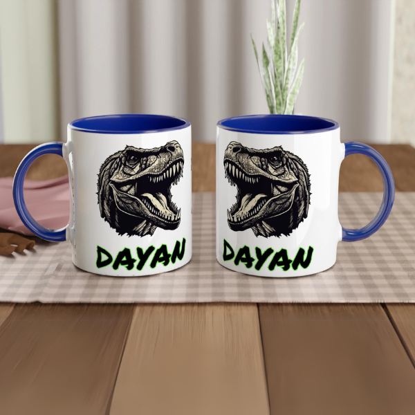 Mug personnalisé avec motif T-Rex noir et prénom, intérieur bleu, parfait pour les fans de dinosaures.