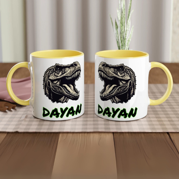 Mug personnalisé avec dinosaure T-Rex et prénom, intérieur jaune, parfait comme cadeau unique.