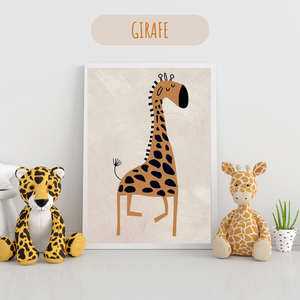 Affiche girafe illustration douce style safari, décoration murale enfant aux tons beige et naturels
