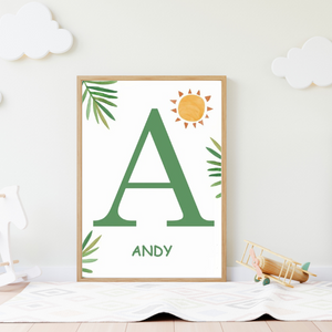 Affiche murale enfant avec grande initiale verte entourée de feuillages tropicaux et d’un soleil, décoration douce et naturelle pour chambre de bébé ou d’enfant.
