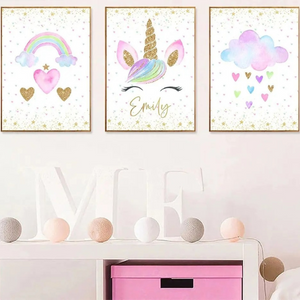 Lot de 3 affiches personnalisées licorne, arc-en-ciel et nuages, parfaites pour une décoration chambre fille et un cadeau de naissance original.