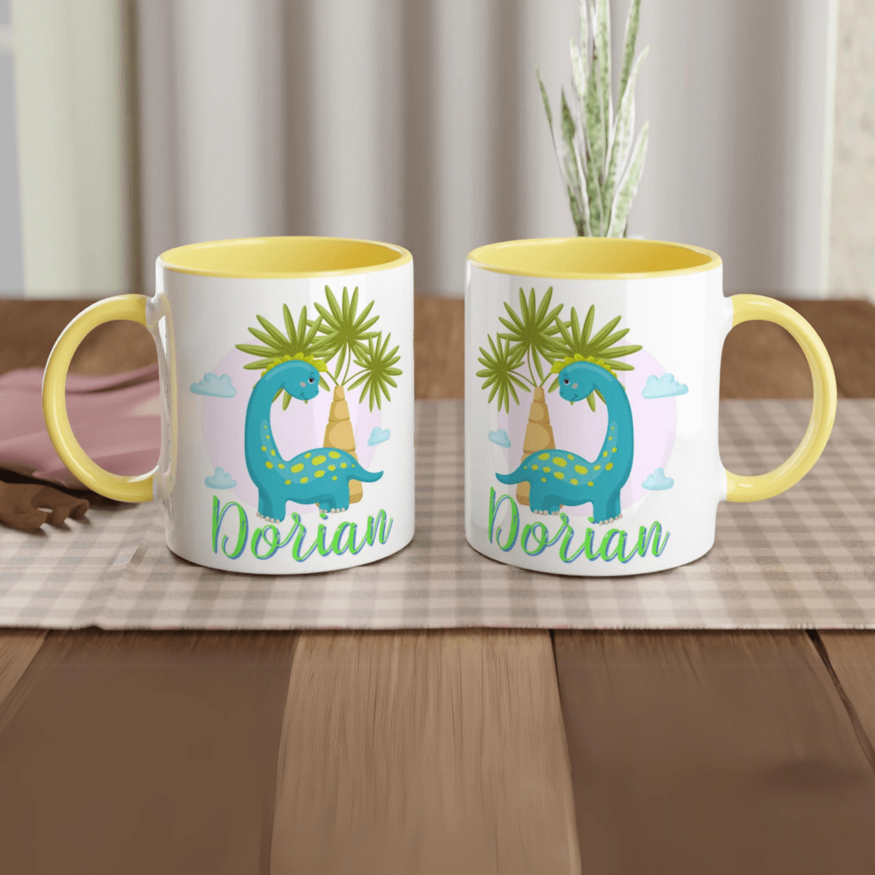 Mug personnalisé avec dinosaure bleu, intérieur jaune, parfait comme cadeau original pour enfant.