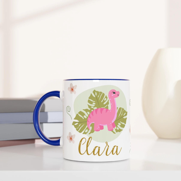 Mug dinosaure rose avec prénom personnalisé, intérieur bleu, idéal comme cadeau original pour enfant.