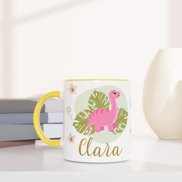 Tasse personnalisée avec motif dinosaure et prénom, intérieur jaune, parfait pour les enfants fans de dinosaures.

