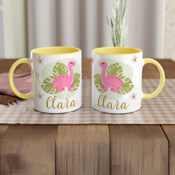 Tasse personnalisée avec motif dinosaure rose et prénom, intérieur jaune, parfait pour les enfants fans de dinosaures.