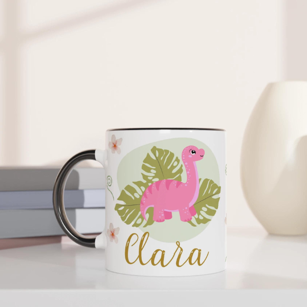 Tasse dinosaure personnalisé avec prénom, intérieur noir, parfait pour un cadeau amusant et mignon.

