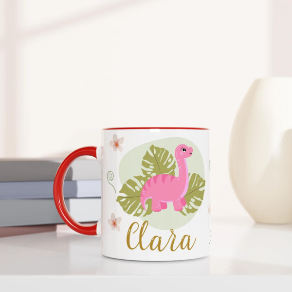 Tasse personnalisée avec dinosaure et prénom, intérieur rouge, cadeau unique pour les petits aventuriers.