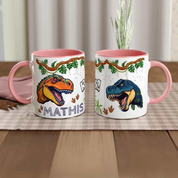 Tasse avec motif dinosaure et prénom, intérieur rose, parfait comme cadeau original.