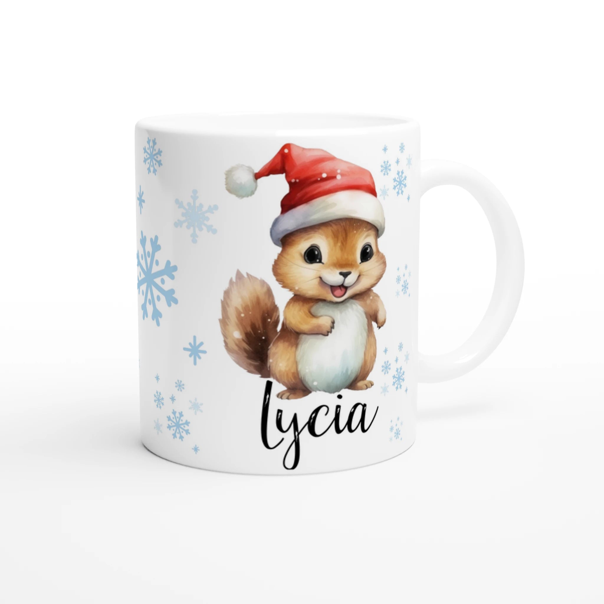 Mug personnalisé tout blanc avec un adorable écureuil portant un bonnet de Noël, décoré de flocons de neige, parfait pour un cadeau festif.