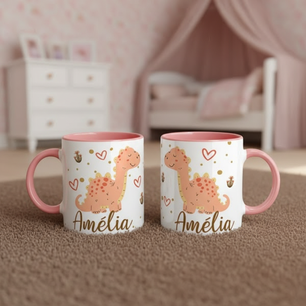 Tasse enfant en céramique avec illustration dinosaure et personnalisation, vue de face dans chambre enfant