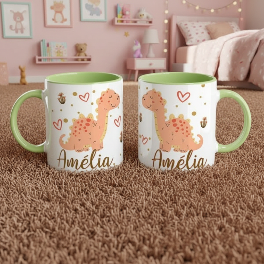 Tasse enfant dinosaure personnalisée tenue par un enfant lors d’un moment de détente à la maison