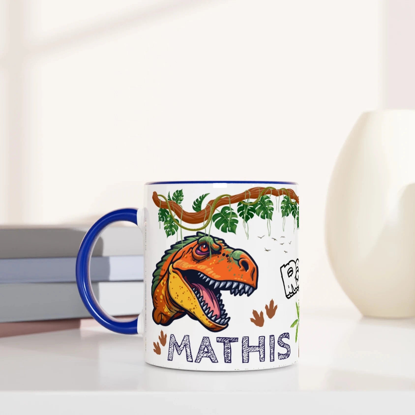 Mug personnalisé avec motif dinosaure T-Rex, intérieur bleu, cadeau garçon original.