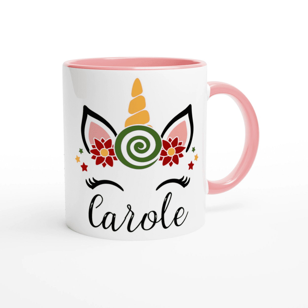 Mug blanc licorne festive avec bonbon spiralé, anse rose et intérieur rose, présenté avec boisson chaude et décoration hivernale.