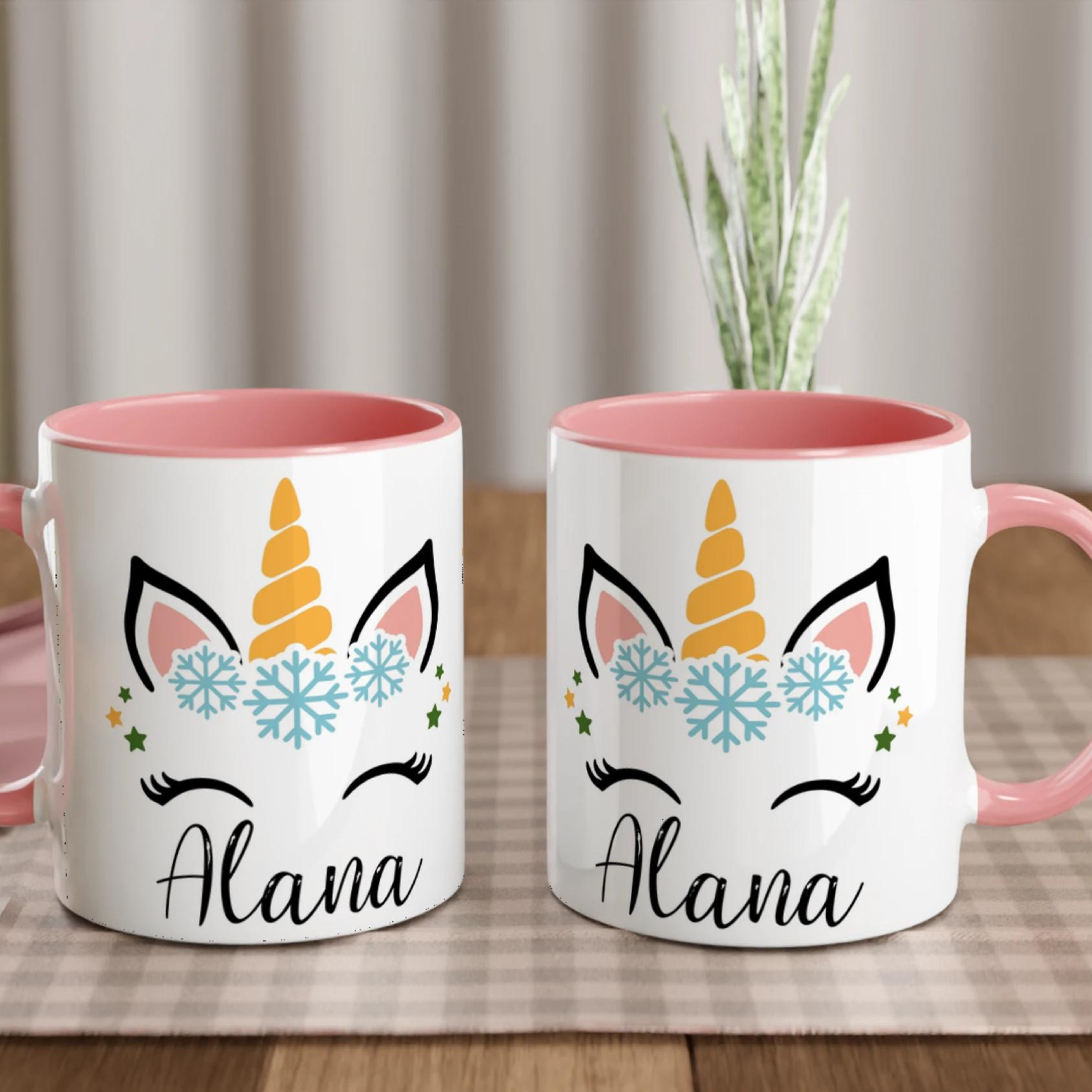 Mug blanc motif licorne hivernale, anse rose pâle et intérieur rose assorti.
