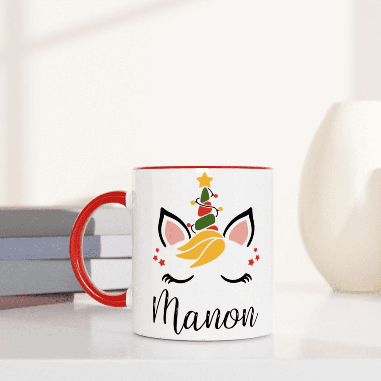 Tasse blanche décorée d’une licorne festive avec sapin stylisé, anse rouge et intérieur rouge