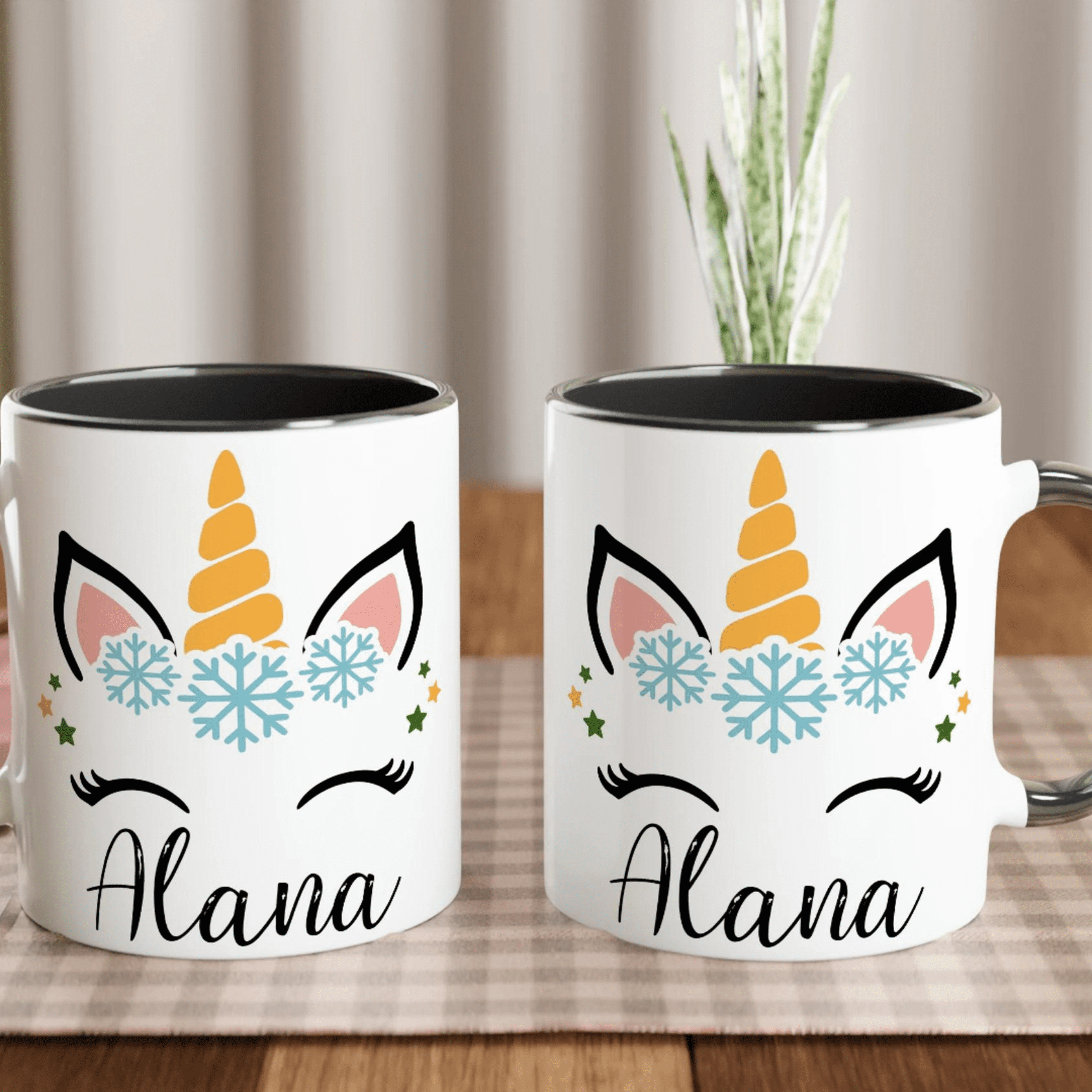 Mug blanc avec motif licorne hivernal, flocons de neige, anse noire et intérieur noir.