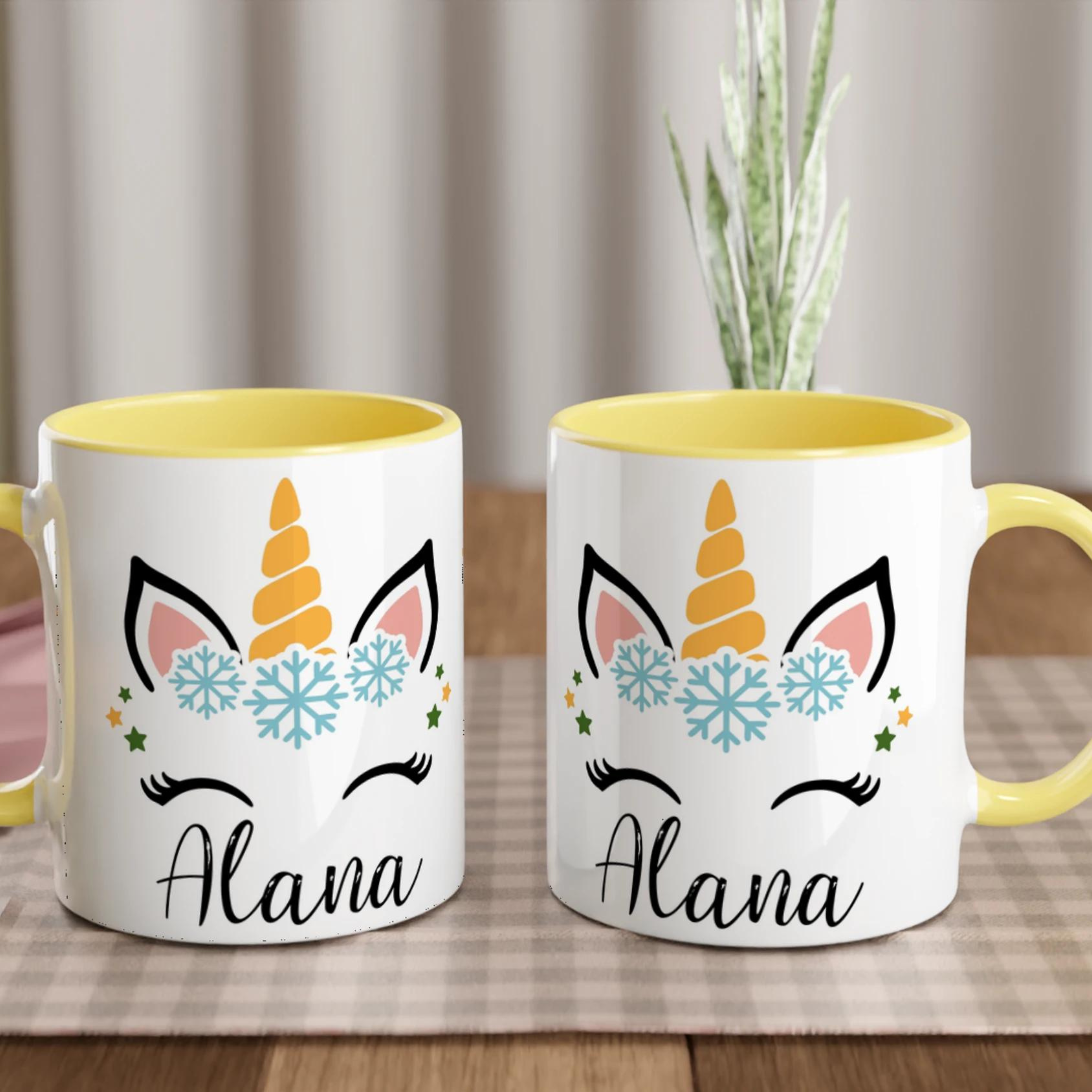 Mug blanc avec illustration licorne et flocons, anse jaune et intérieur jaune lumineux