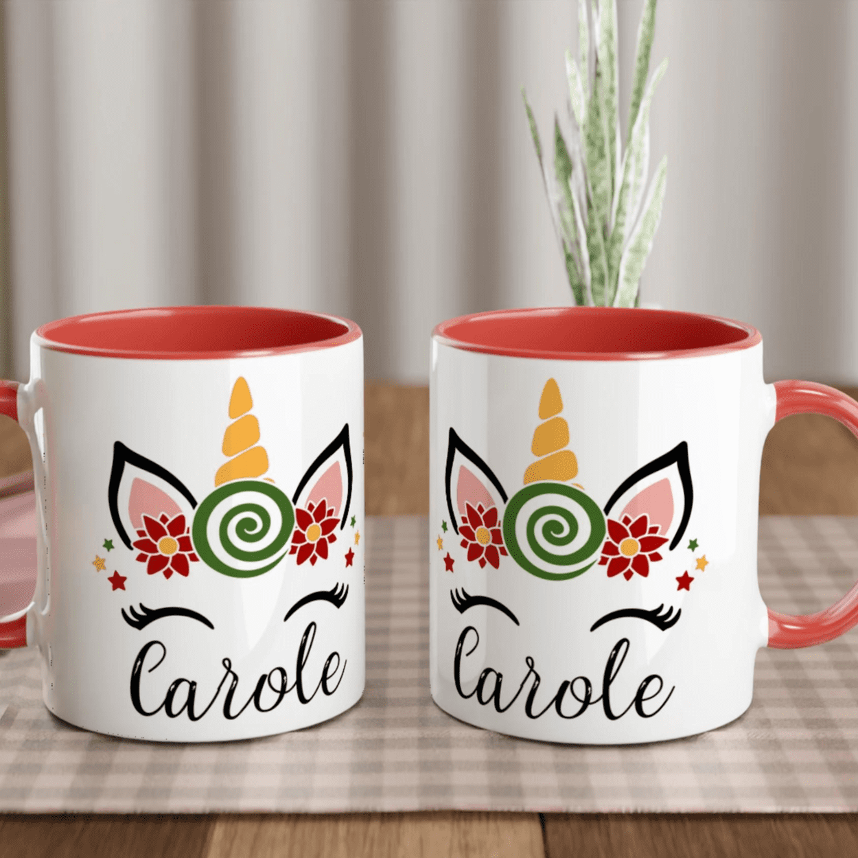 Tasse blanche décorée d’une licorne de Noël avec bonbon spiralé, anse rouge et intérieur rouge.
