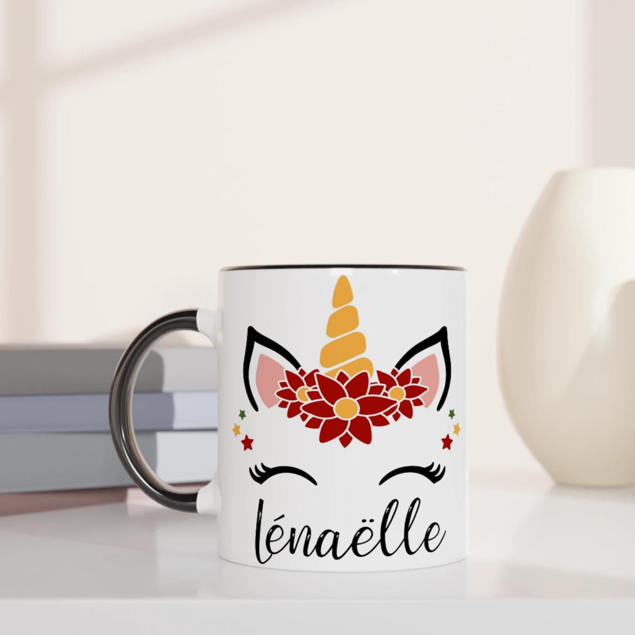 Mug blanc décor licorne de Noël avec couronne de fleurs rouges, étoiles festives et corne dorée, anse noire et intérieur noir.