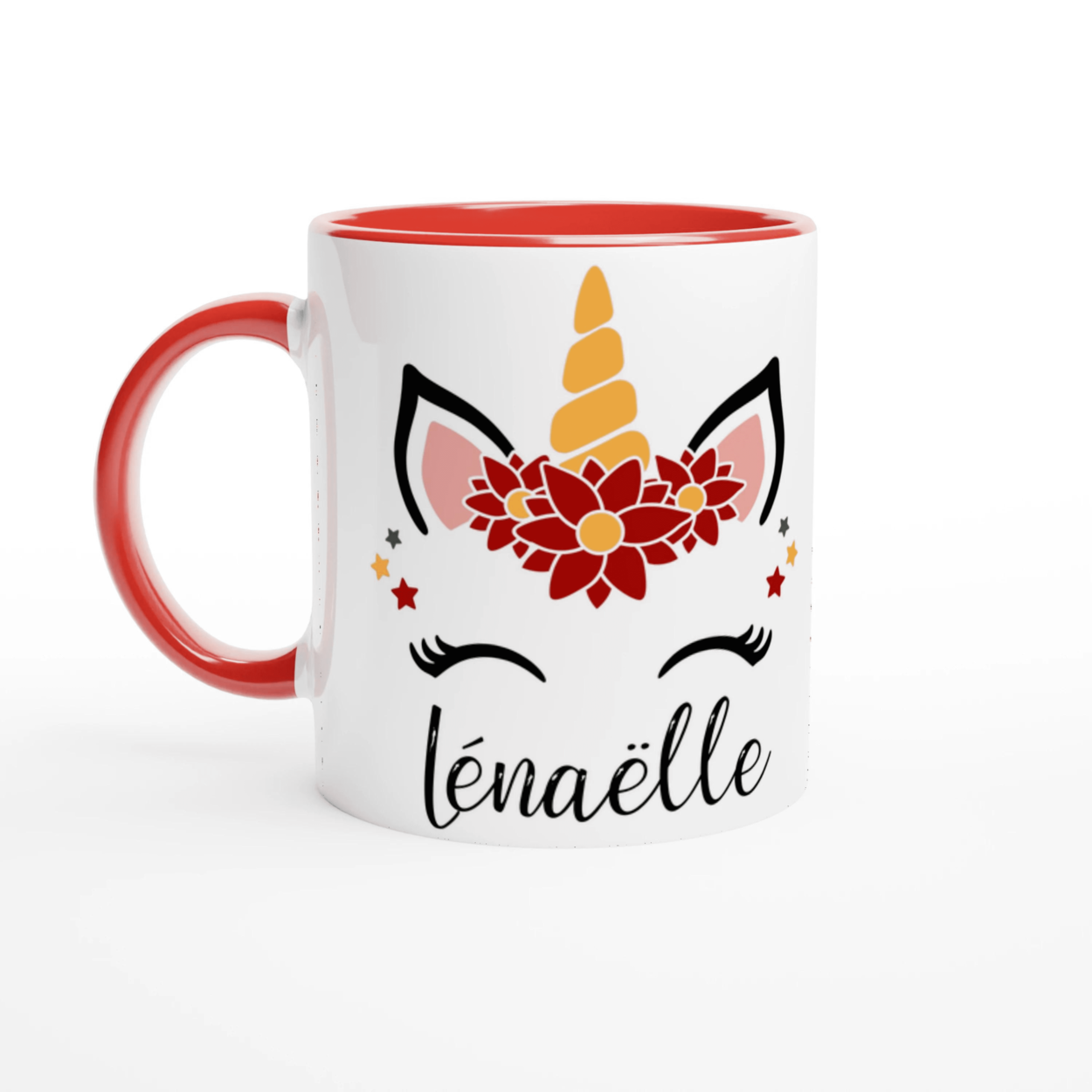 Mug blanc décor licorne de Noël avec couronne de fleurs rouges, étoiles festives et corne dorée, anse rouge et intérieur rouge.