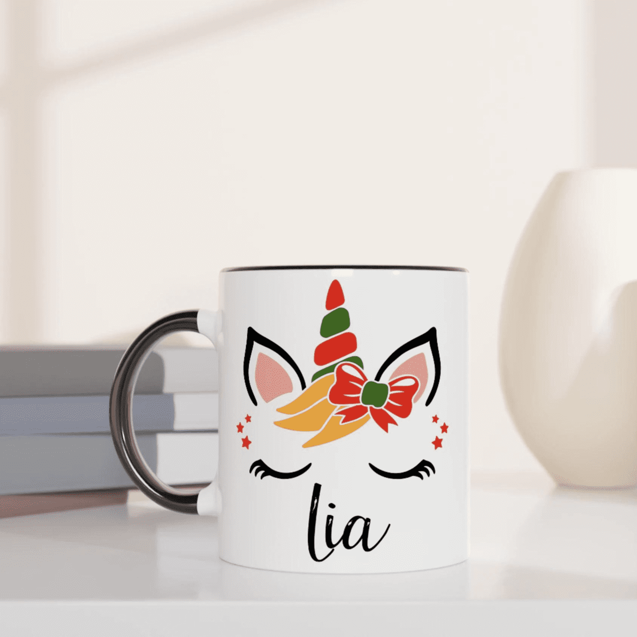 Mug licorne de Noël avec noeud rouge et corne festive, anse noire et intérieur noir, illustration licorne sur fond blanc.