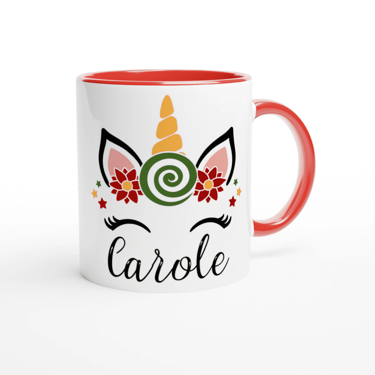 Tasse blanche décorée d’une licorne de Noël avec bonbon spiralé, anse rouge et intérieur rouge.