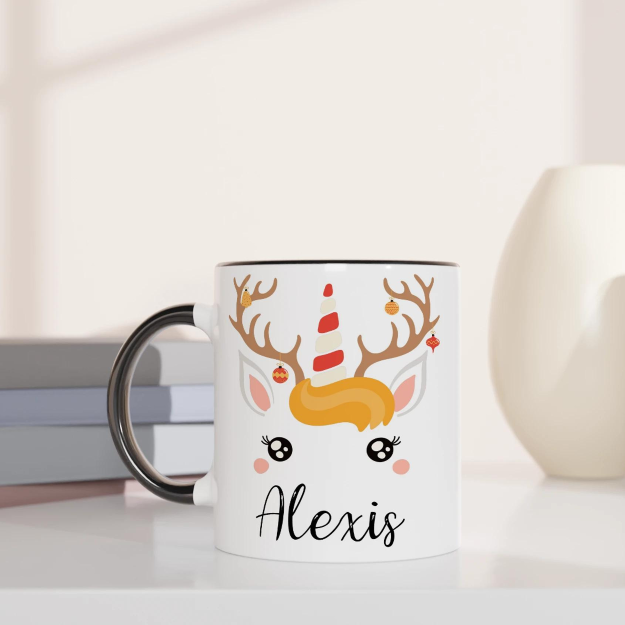 Mug de Noël avec licorne style renne, bois décorés de boules, corne rayée rouge et blanche, anse noire et intérieur noir.