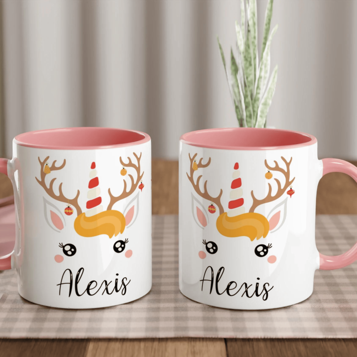 Mug de Noël licorne renne avec bois décorés, corne festive rouge et blanche, anse rose et intérieur rose.