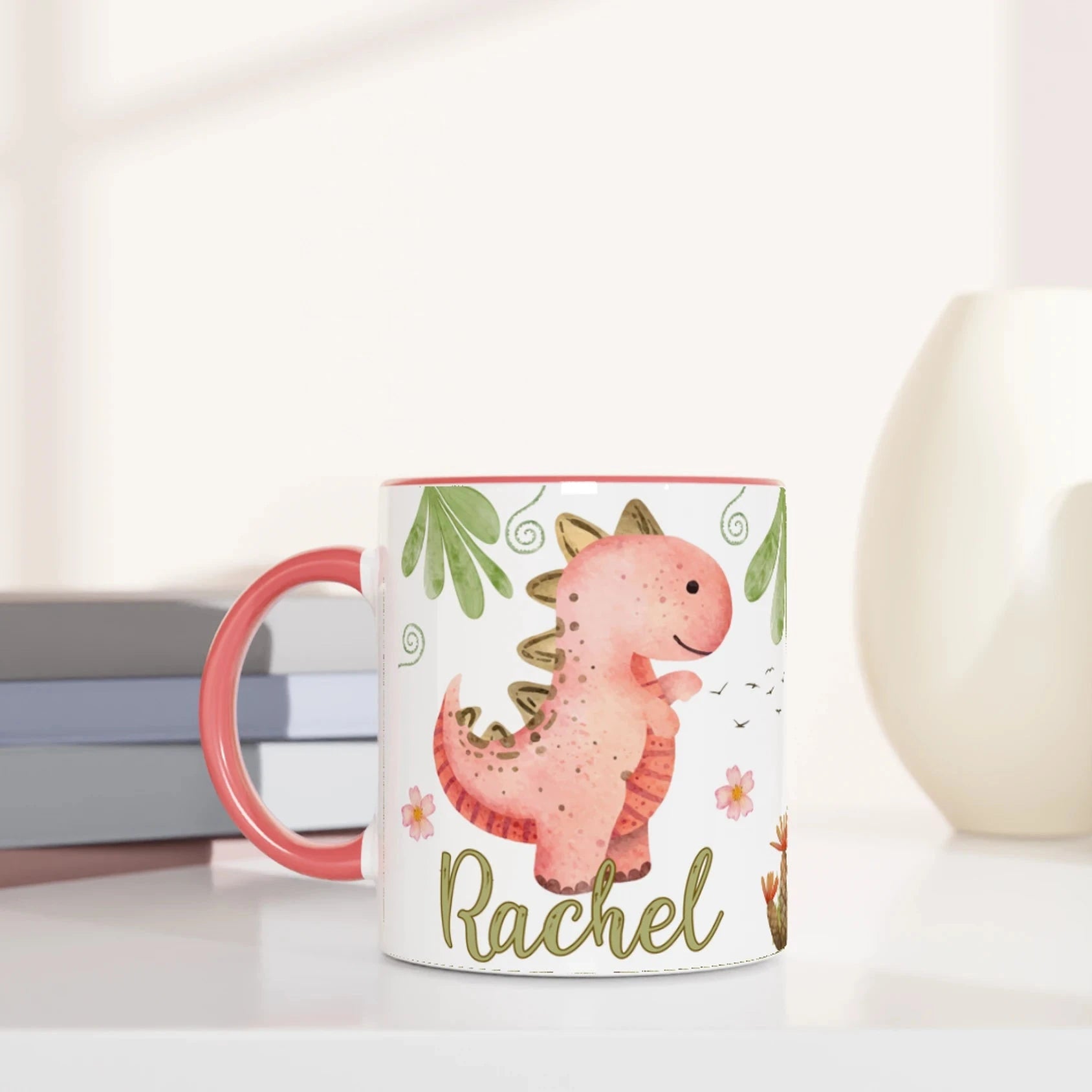 Tasse Mug avec prénom et motif dinosaure mignon, intérieur rose, cadeau adorable pour enfant.

