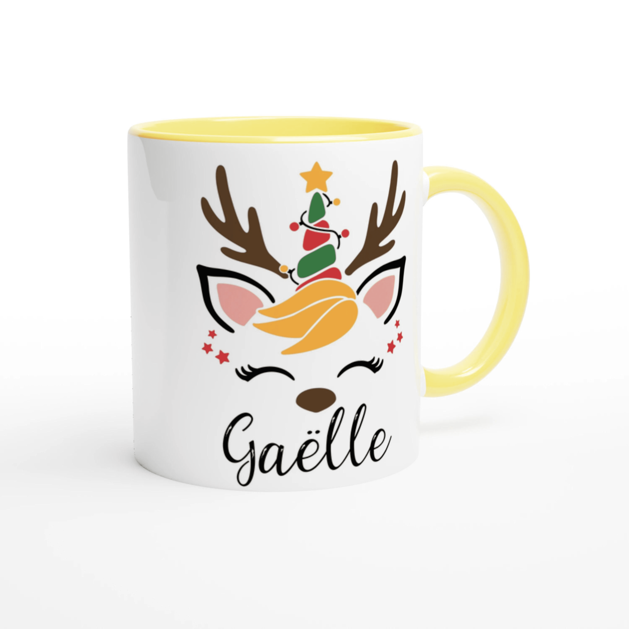 Mug blanc décor renne de Noël avec sapin stylisé, anse jaune et intérieur jaune, visuel lumineux et joyeux.