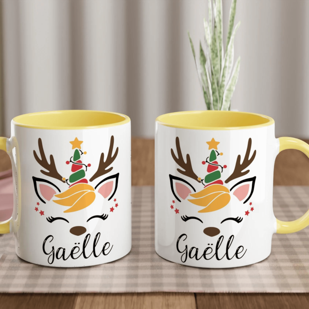 Mug blanc décor renne de Noël avec sapin stylisé, anse jaune et intérieur jaune, visuel lumineux et joyeux.