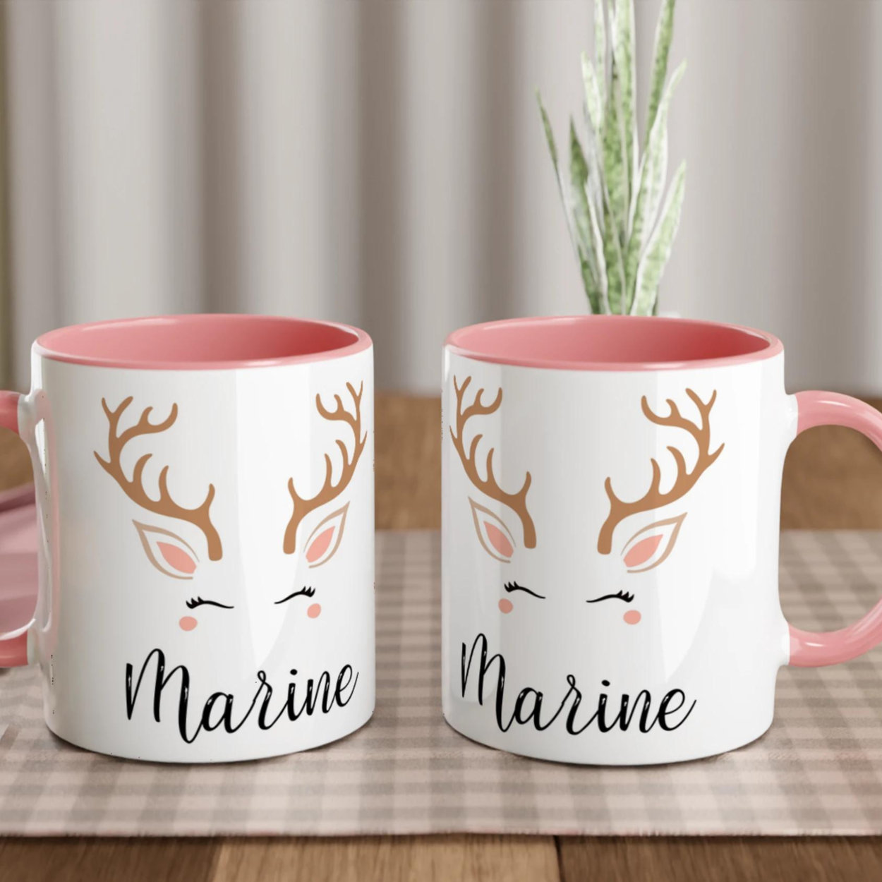Mug de Noël avec renne graphique au style doux et épuré, anse rose et intérieur rose.
