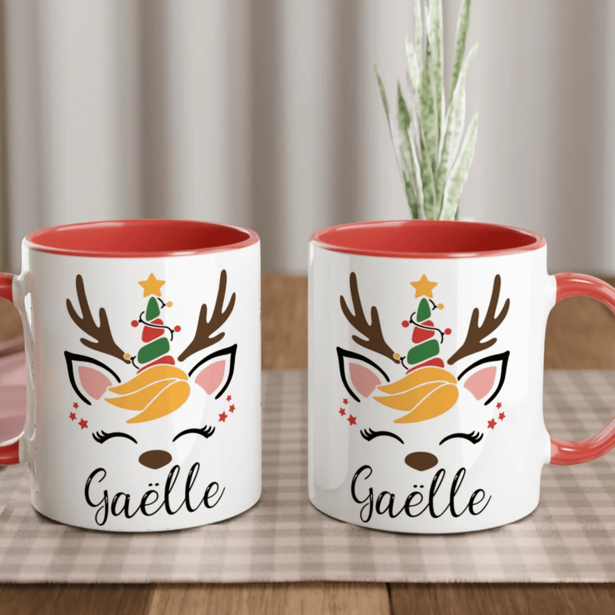 Mug blanc motif renne de Noël avec sapin coloré, anse rouge et intérieur rouge, design festif et chaleureux.