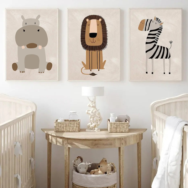 Décoration murale bébé avec trio d’affiches safari illustrées dans un style doux et minimaliste