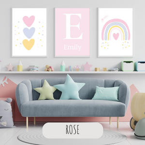 Triptyque d’affiches arc-en-ciel et cœurs roses avec initiale personnalisable pour décoration de chambre bébé