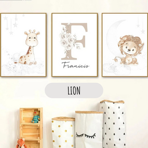 Triptyque d’affiches pour chambre bébé avec lion et girafe illustrés dans un univers lune et nuages