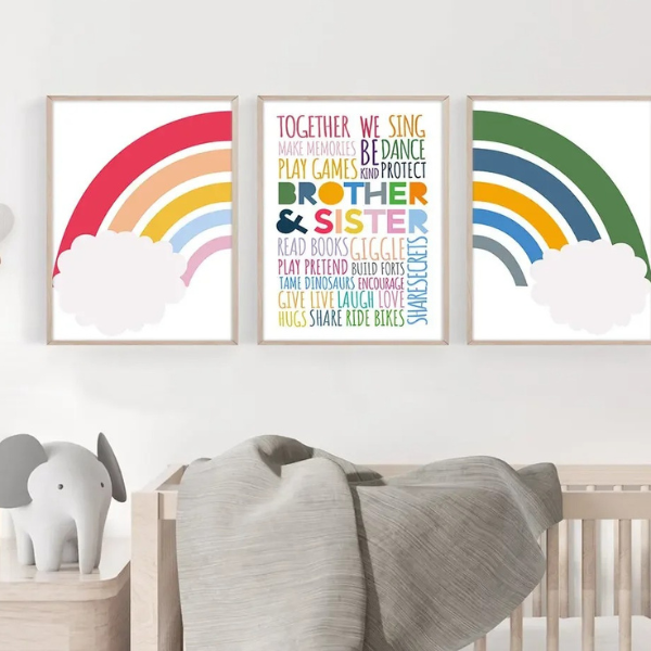 Triptyque d’affiches pour chambre d’enfant avec arcs-en-ciel colorés et message sur les frères et sœurs