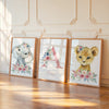 Ensemble de trois affiches safari floral personnalisées avec animaux sauvages et lettre initiale décorée de fleurs. Décoration chambre bébé fille ou garçon style bohème chic.