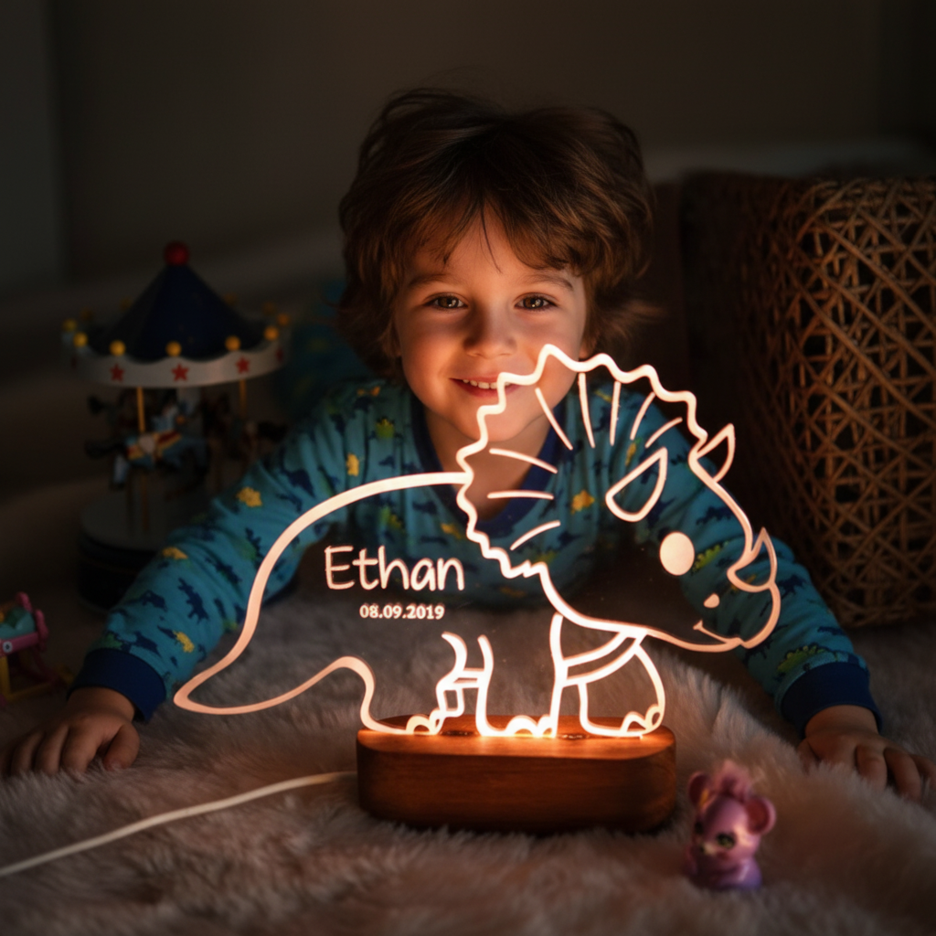 Enfant tenant une veilleuse LED en forme de tricératops, lumière douce idéale pour rassurer au coucher.