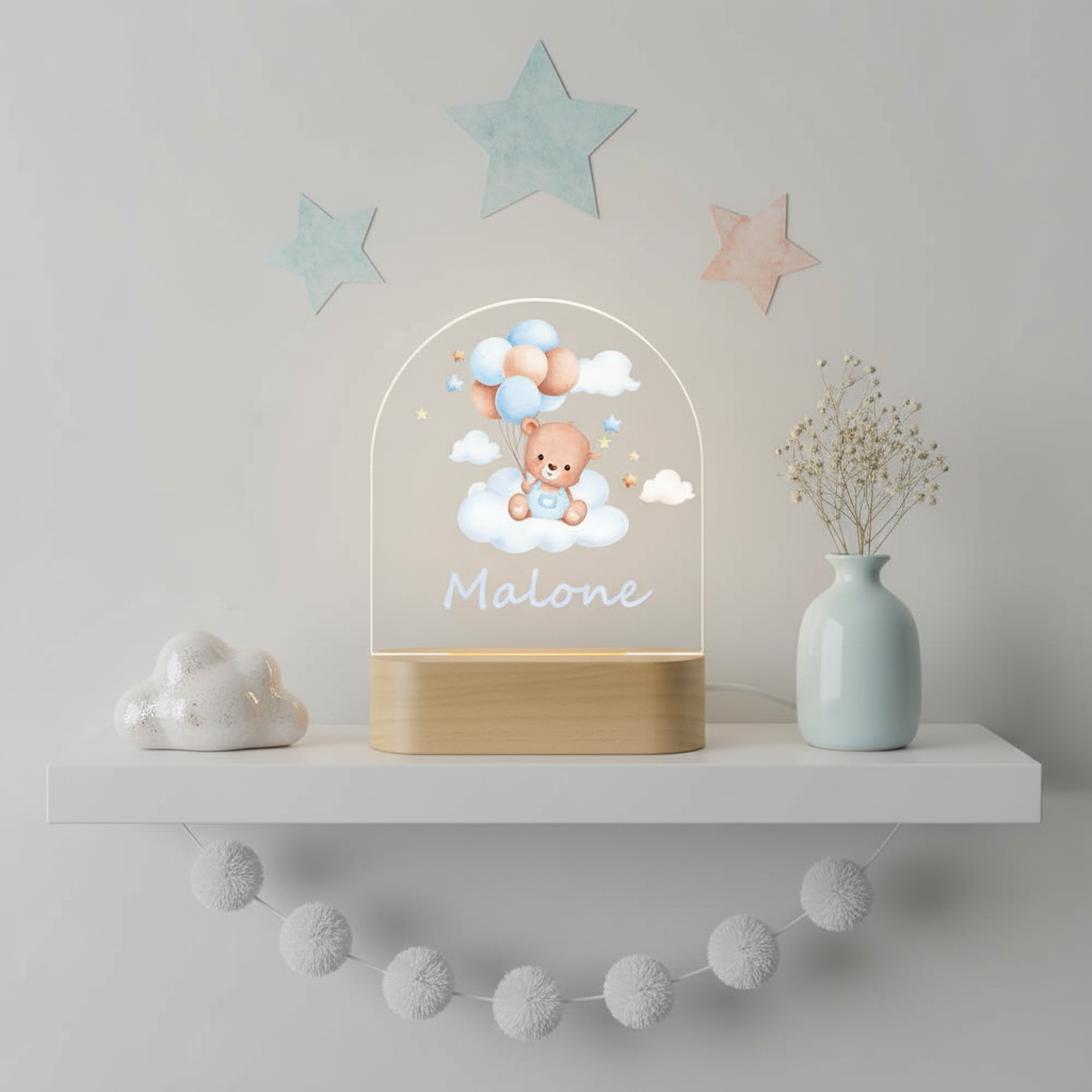 Veilleuse LED personnalisée avec ours et ballons posée sur une étagère décorative pour chambre bébé